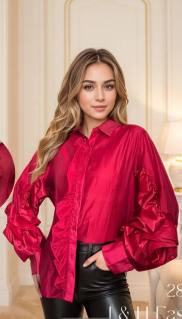 Blusa de seda con volante y flor de rosa en relieve 3d