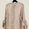 Blusa Beige de seda con volante y flor de rosa en relieve 3d Blusa Beige de seda con volante y flor de rosa en relieve 3d_J28505beige_biabrazil_Chile