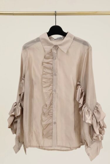 Blusa Beige de seda con volante y flor de rosa en relieve 3d Blusa Beige de seda con volante y flor de rosa en relieve 3d_J28505beige_biabrazil_Chile