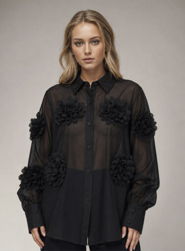Blusa negra de seda con flores en relieve