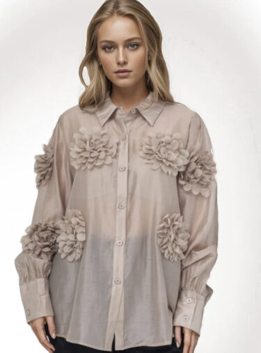 Blusa beige de seda con flores en relieve