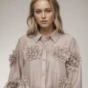 Blusa beige de seda con flores en relieve-1 Blusa beige de seda con flores en relieve_J28500beige_biabrazil_Chile_1