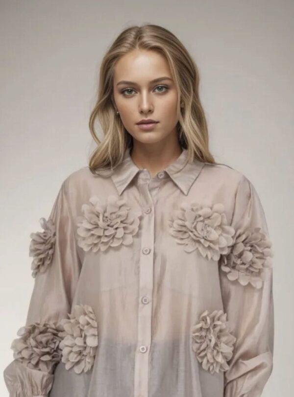 Blusa beige de seda con flores en relieve-1 Blusa beige de seda con flores en relieve_J28500beige_biabrazil_Chile_1