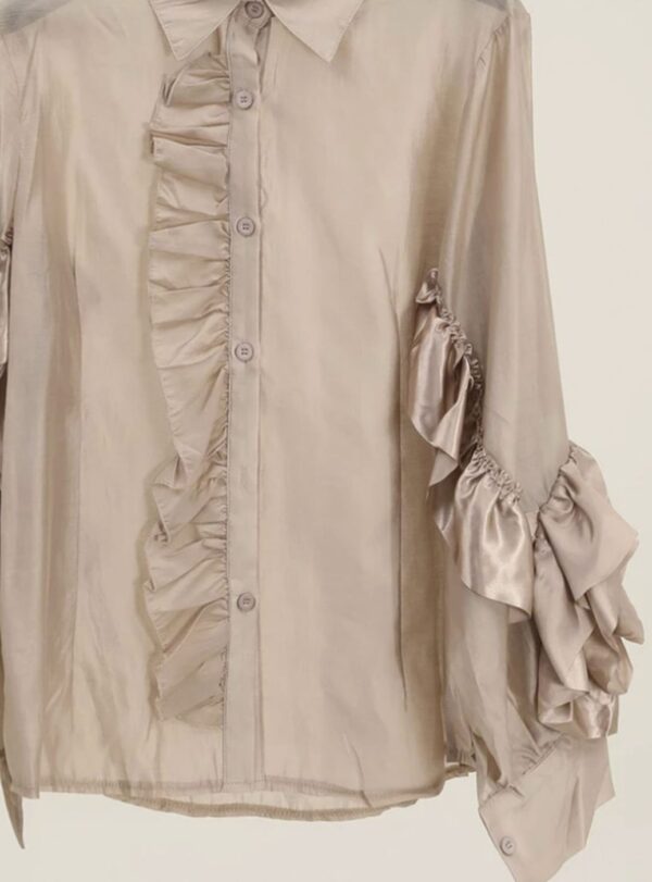 Blusa beige de seda con flores en relieve-2 Blusa beige de seda con flores en relieve_J28500beige_biabrazil_Chile_2