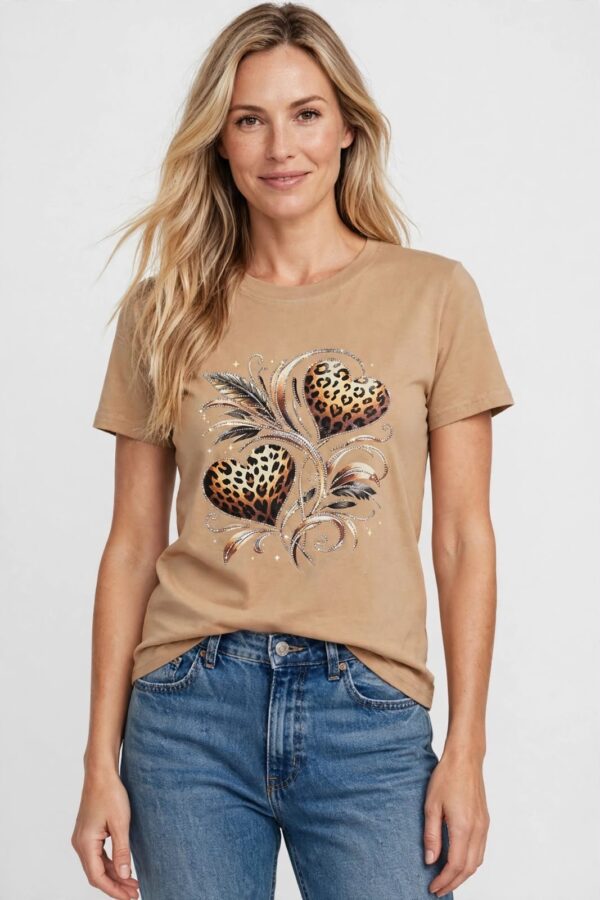 f5f8e66b-6c21-43cb-80ef-d9dacc3188cd Polera Beige Mujer Manga Corta Aplicacion Leopardo y Piedreria