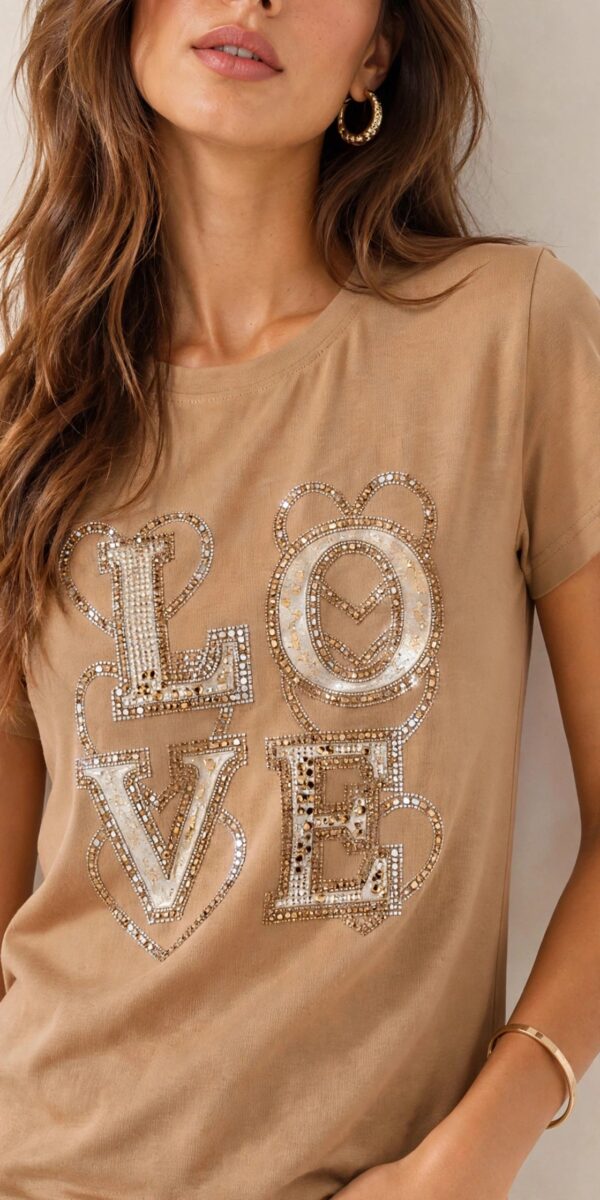 image_20260930_175442 2 Polera Beige Mujer Manga Corta Aplicacion Piedreria y lentejuelas LOVE